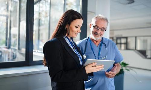 医疗保健 Administrator Consults with Doctor 